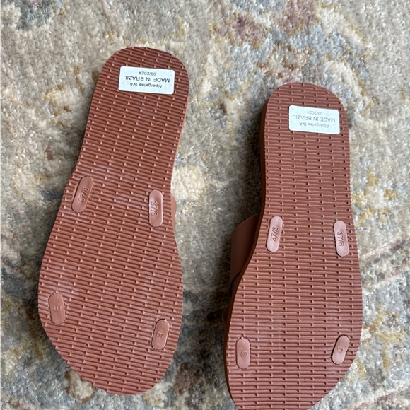 Havaianas Chestnut Cross Strap Sandals - Picture 4 of 7